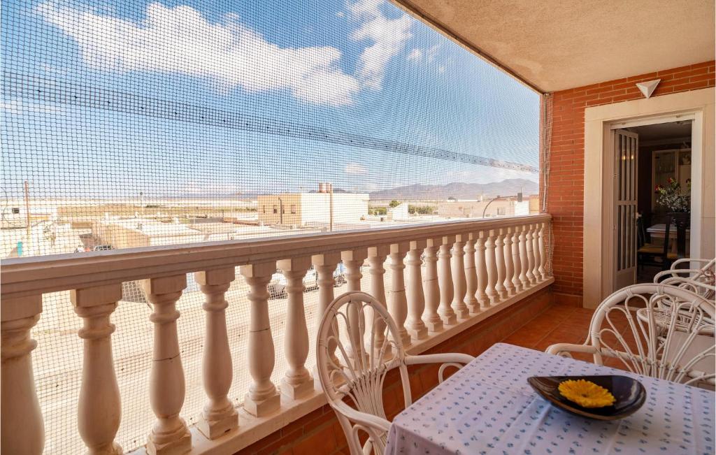 埃尔卡沃德加塔Stunning Apartment In Cabo De Gata With Kitchen的设有一个配有桌椅并享有美景的阳台。