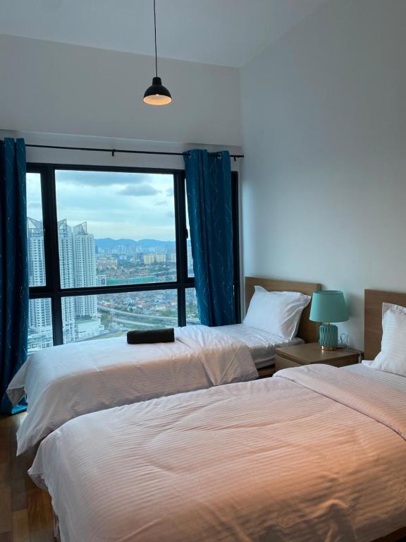 吉隆坡Reizz Residence By Leo Suites的带大窗户的客房内的两张床