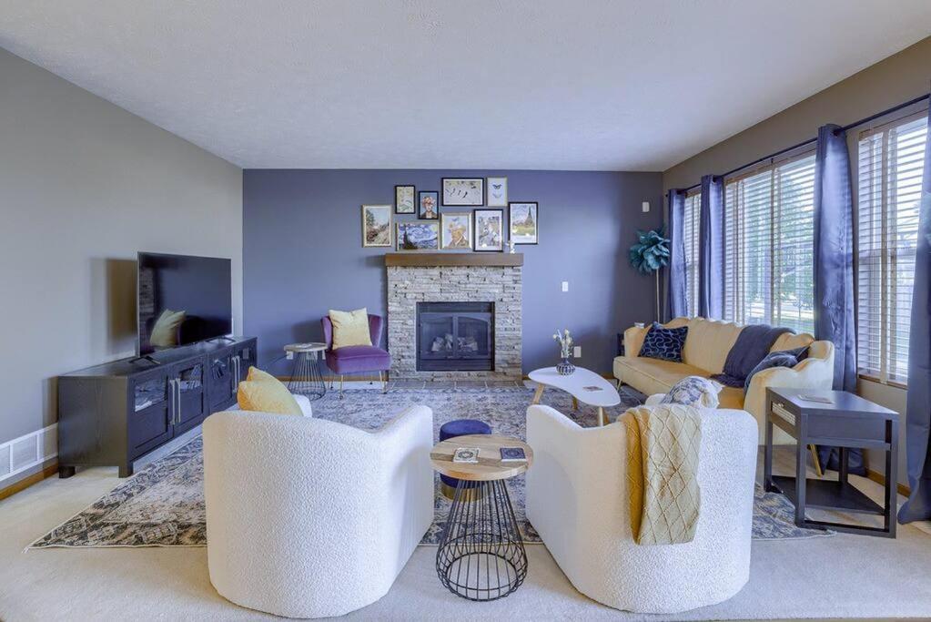 奥马哈Cozy Winter Retreat with Modern Minimalist Charm的客厅配有两把白色椅子和壁炉