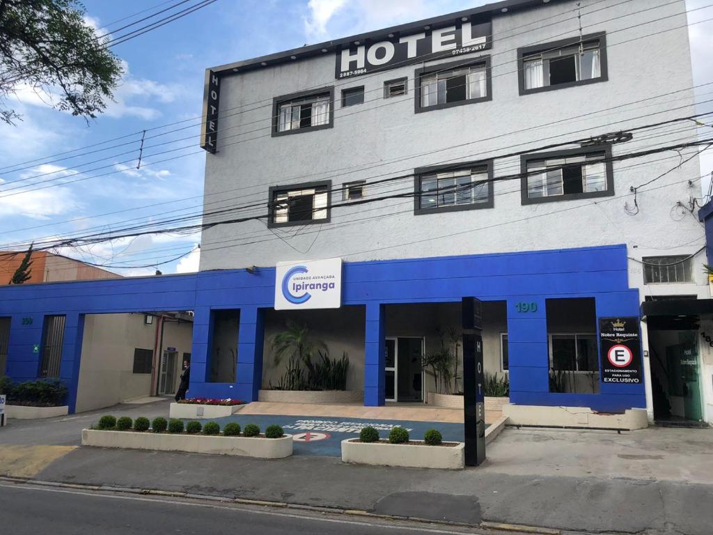 阿鲁雅Hotel Nobre Requinte的街道拐角处的酒店