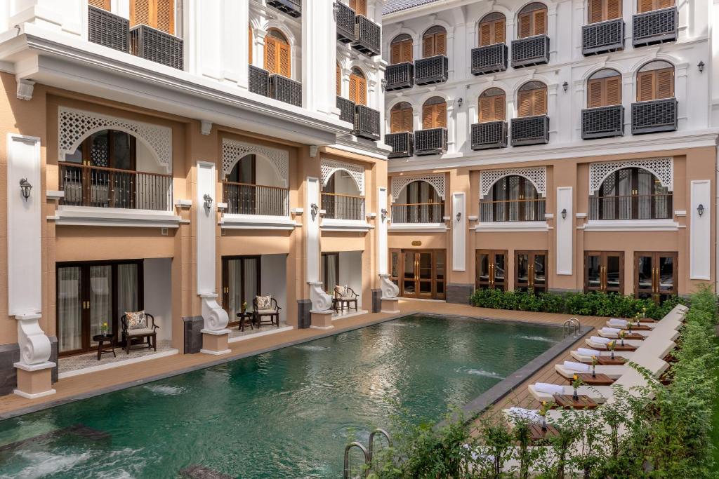 清迈CHINO@NIMMAN Luxury Boutique Hotel的一座建筑的庭院里的一个游泳池