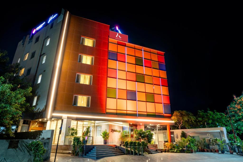 斋浦尔Inde Signature Jaipur的一家晚上有色彩缤纷的建筑的酒店