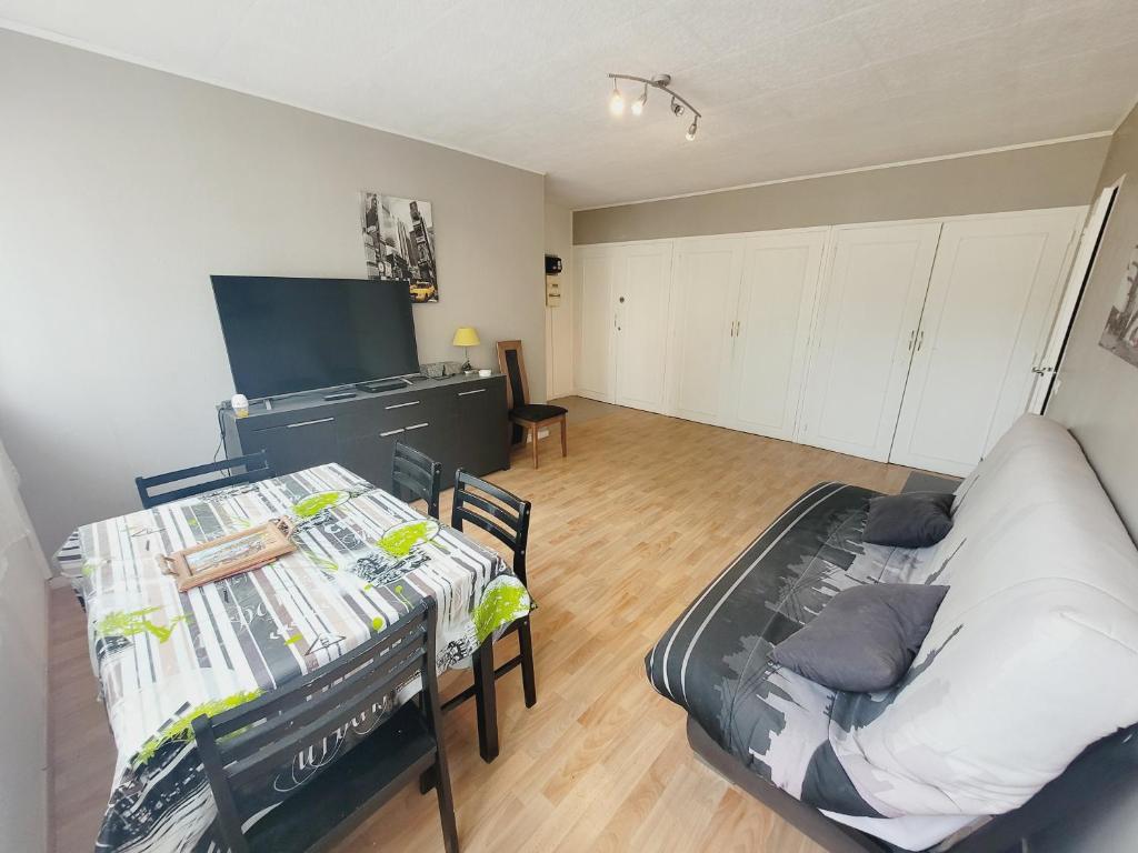米米藏La Forêt的客房设有床、沙发和电视。
