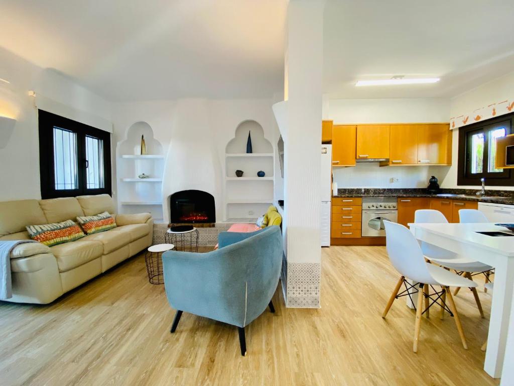 帕尔斯Casa Pinyera - Plus Costa Brava的客厅以及带沙发和桌子的厨房。