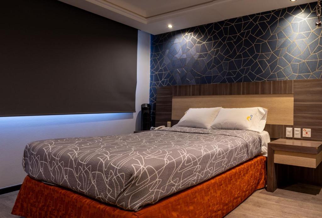 墨西哥城Hotel Villa del Mar的卧室配有床和大屏幕