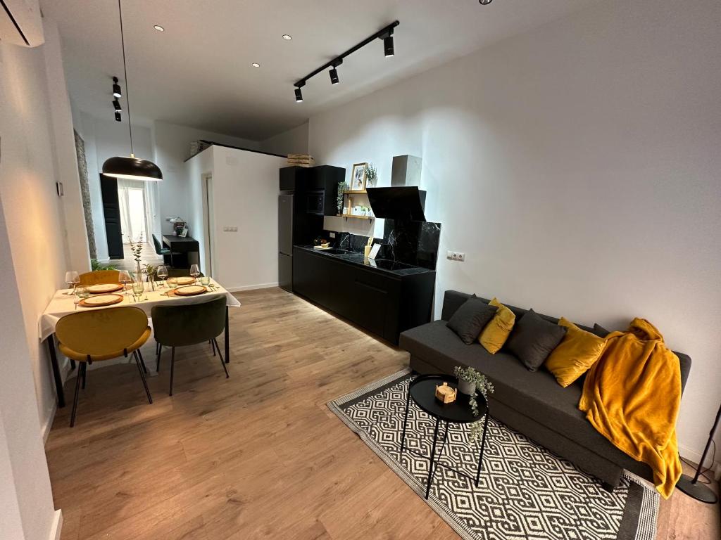 瓦伦西亚Bear Homes - Olimpia Suite的客厅配有沙发和桌子