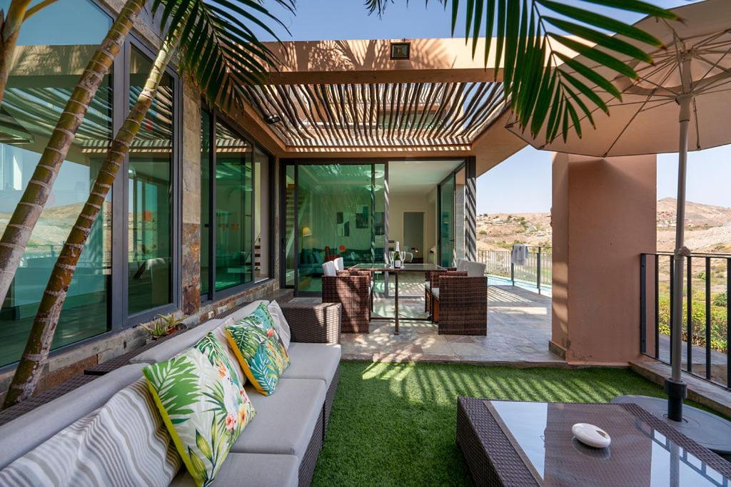 萨洛夫雷Villa mit Pool Los Lagos 16的带沙发和一些棕榈树的客厅