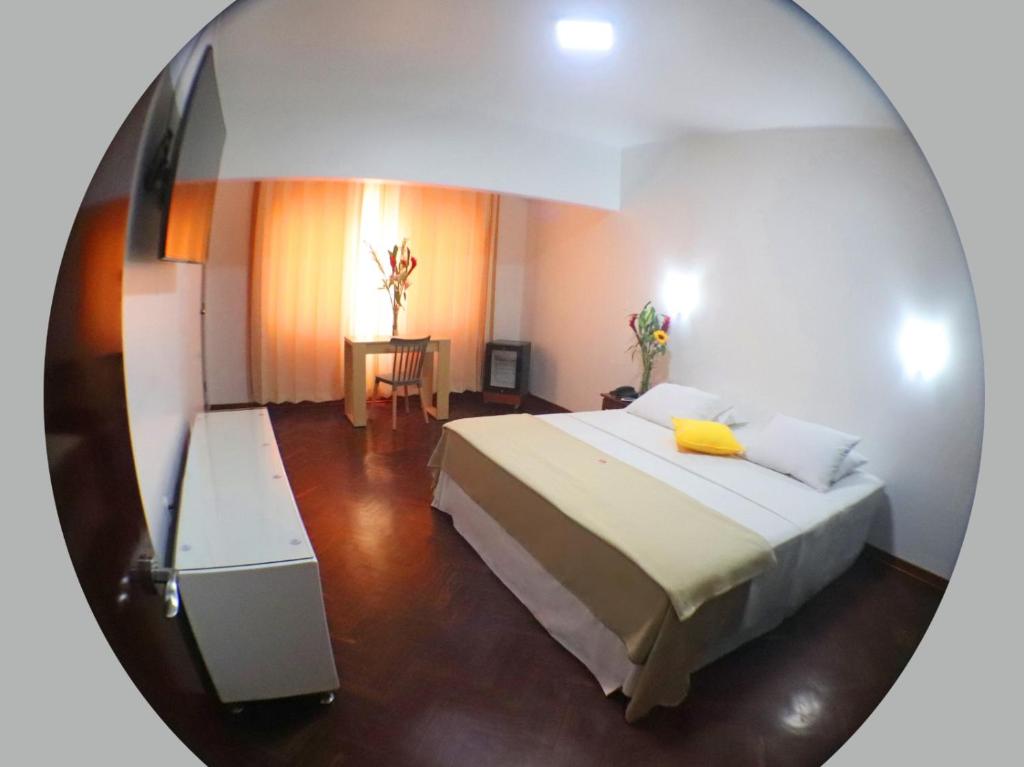 通贝斯HOTEL Casa cesar的一间卧室配有一张床和镜子