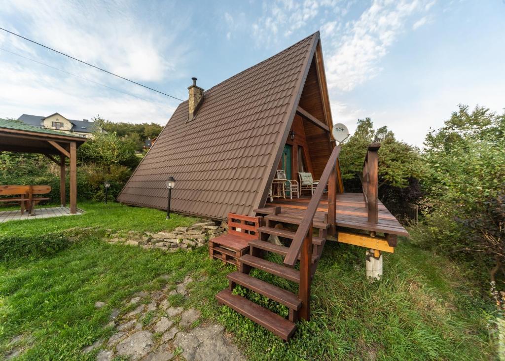 米德兹布德茨比艾斯科Domek Widok的小屋设有甲板和屋顶