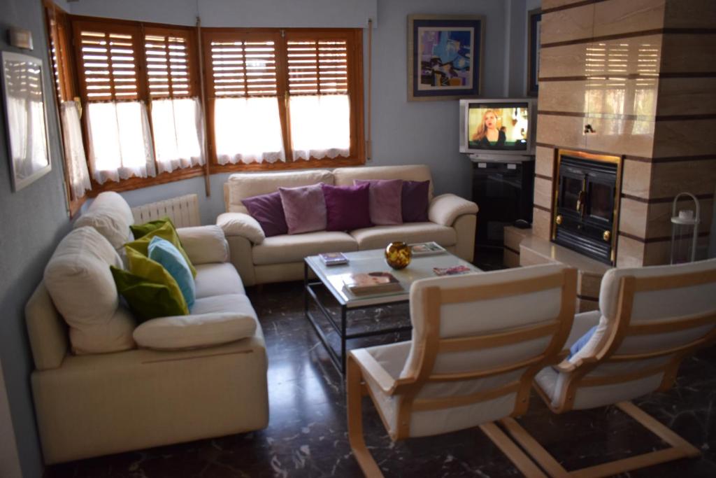 阿尔切纳Alojamientos Villarias Archena 43的客厅配有两张沙发和一台电视机