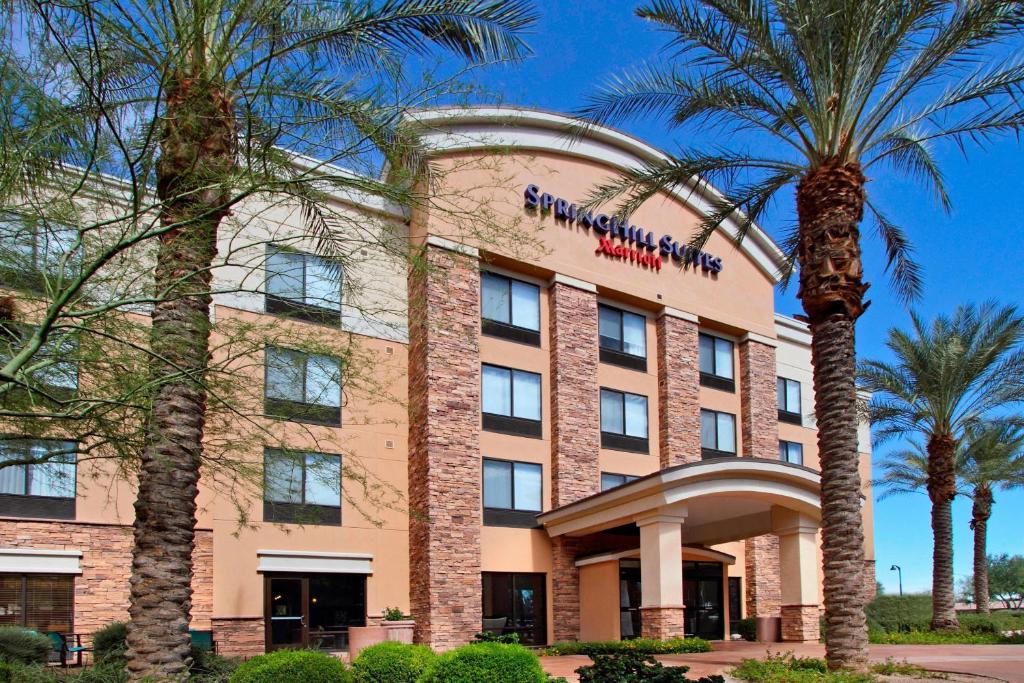 格伦代尔SpringHill Suites Phoenix Glendale Sports & Entertainment District的前面有棕榈树的酒店