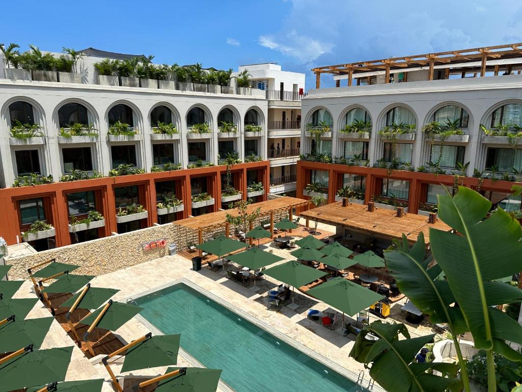 卡塔赫纳Osh Hotel Getsemani的享有酒店高空的景致,设有游泳池和桌椅