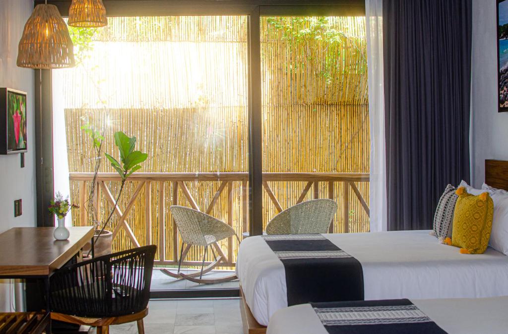 萨尤利塔Ximena Hotel Boutique的酒店客房设有两张床和一个阳台。