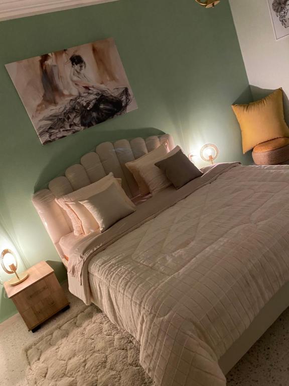 杜兹Faima的一间卧室配有一张大床和两盏灯