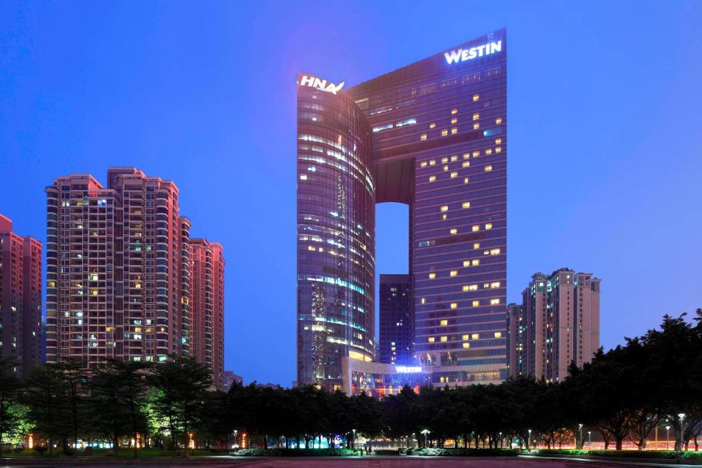 广州广州海航威斯汀酒店的城市建筑物的夜景
