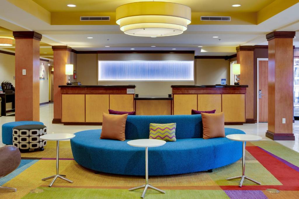 泰特斯维尔肯尼迪航天中心万豪费尔菲尔德套房酒店的客厅配有蓝色的沙发和桌子