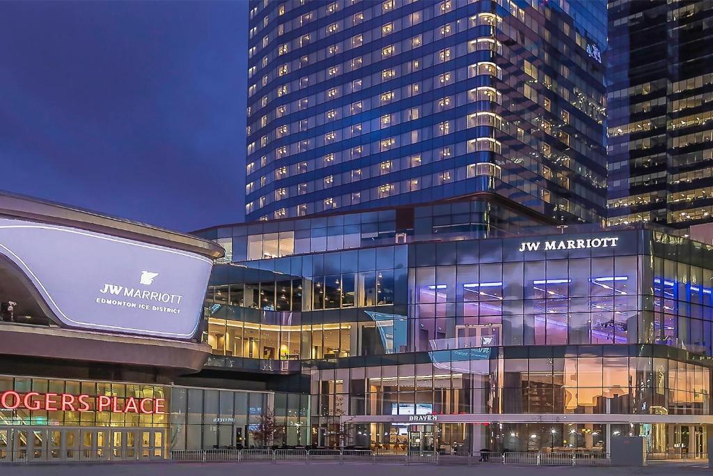 埃德蒙顿JW Marriott Edmonton ICE District的一座大型玻璃建筑,前面有标志