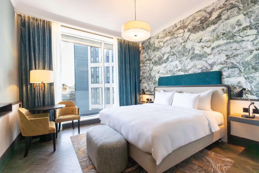 格拉斯哥格拉斯哥丽笙酒店的酒店客房设有床和窗户。