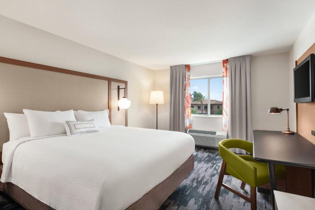 维塞利亚维塞利亚红杉万豪费尔菲尔德客栈的酒店的客房 - 带一张床、椅子和窗户