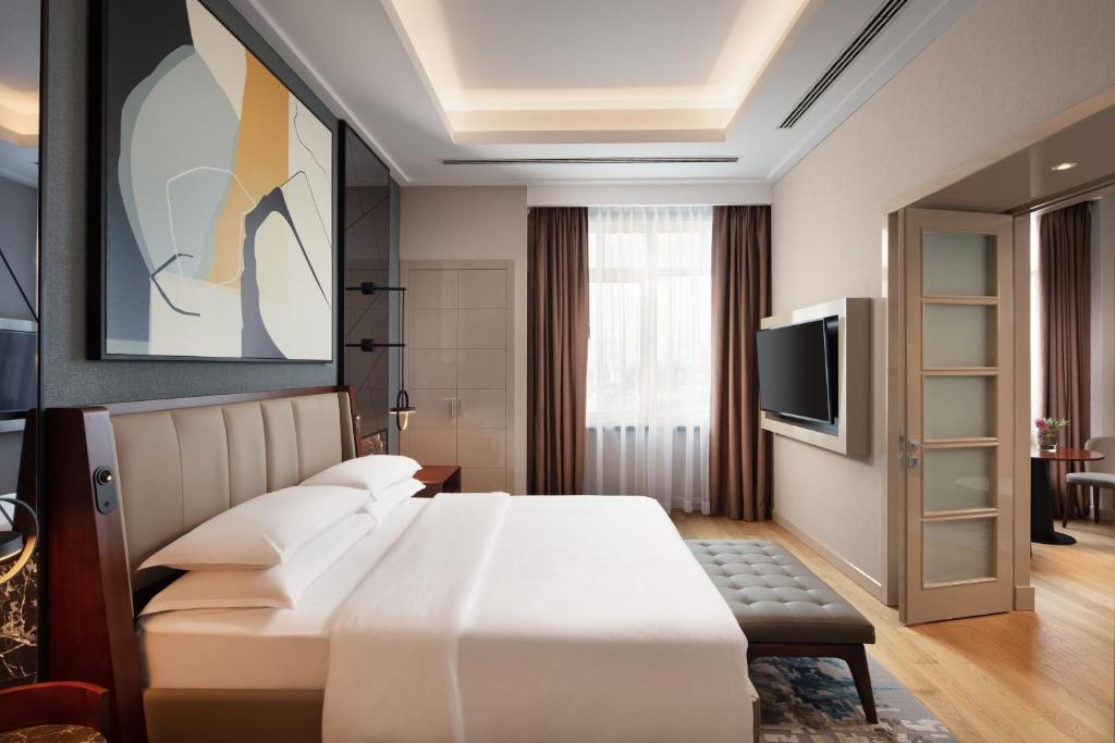 伊斯坦布尔Sheraton Istanbul Levent的一间酒店客房,配有一张床和一台电视