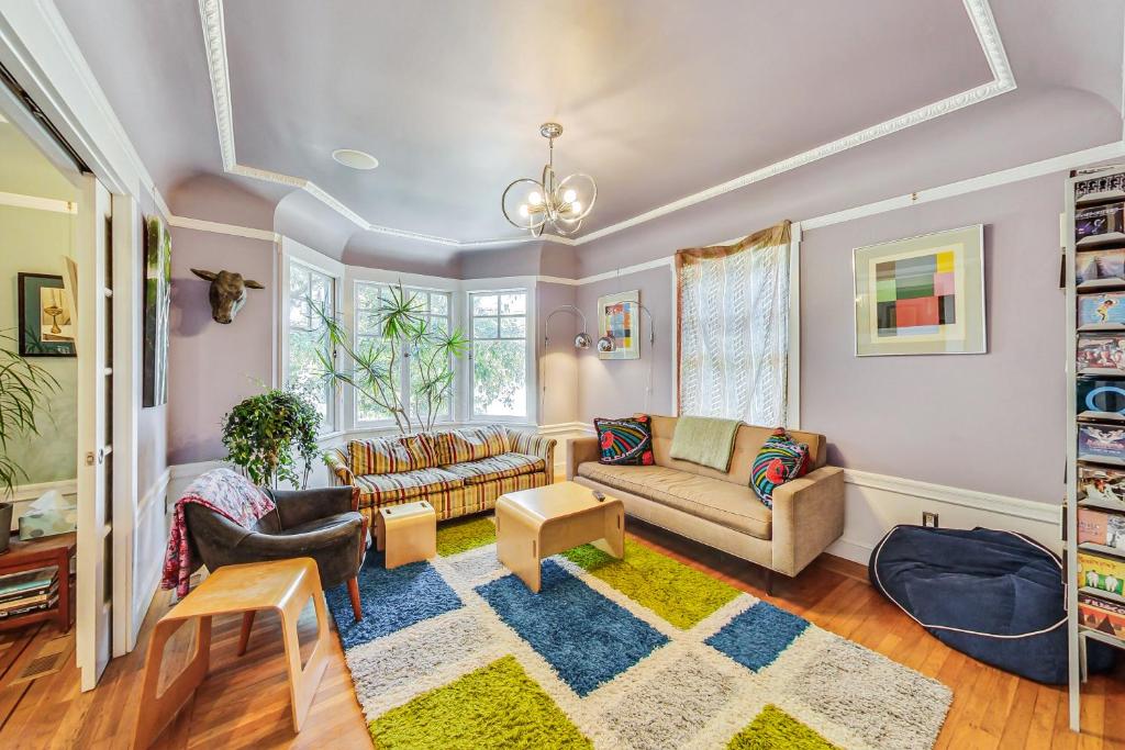 旧金山Bernal Heights Spacious 3br Oasis Walk Score 96的客厅配有两张沙发和地毯。