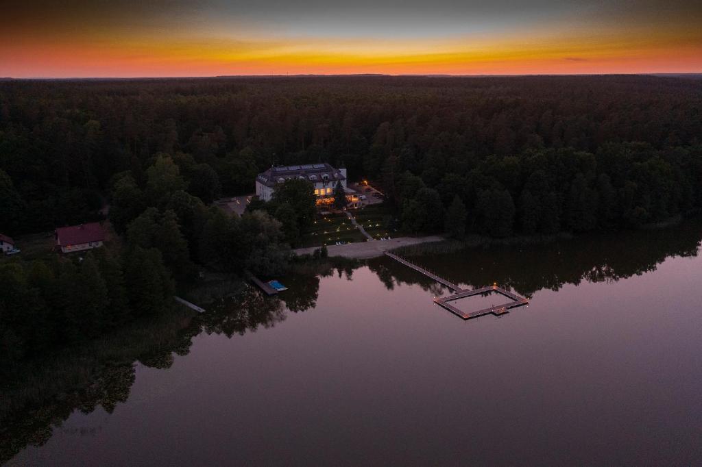 尼济察Ośrodek Gawra的日落时分在湖上的房子的空中景色