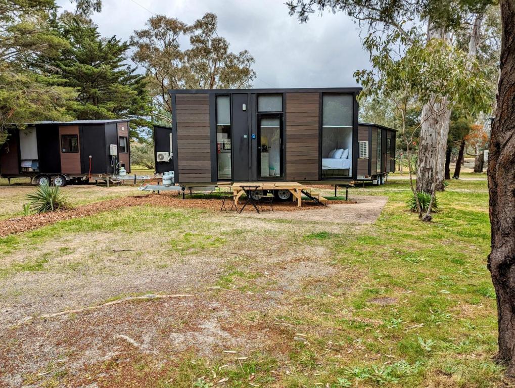 Dadswells BridgeTiny House 18 at Grampians Edge的院子内带野餐桌的小房子