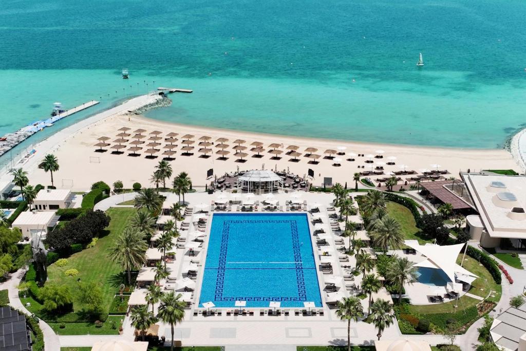 多哈多哈瑞吉酒店的享有度假胜地的空中景致,设有游泳池和海滩