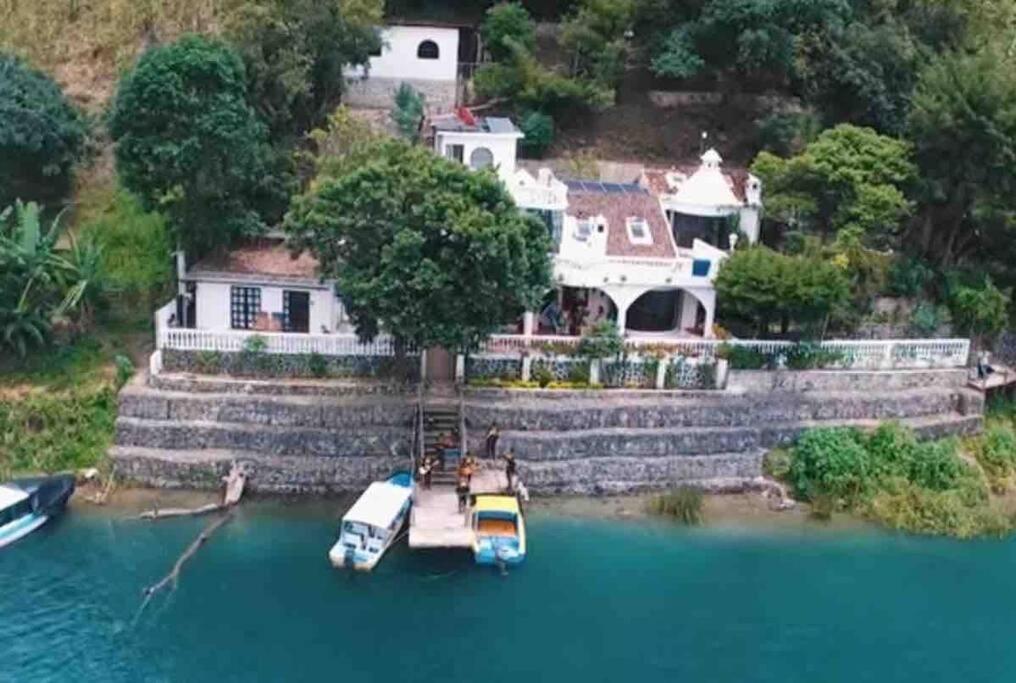 圣马科斯拉拉古纳El Castillo en el Lago Atitlán的水中小山上的房屋