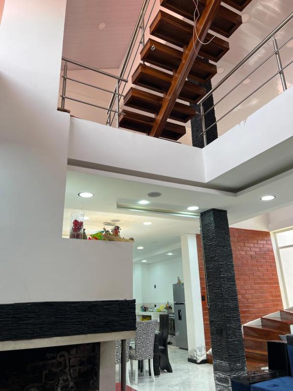 基多Casa de Campo Guayllabamba的大楼内带楼梯的客厅