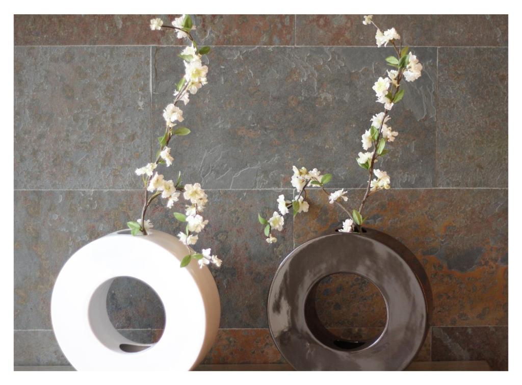 卡沃内拉斯三叶草酒店的浴室设有卫生间和鲜花浴盆。