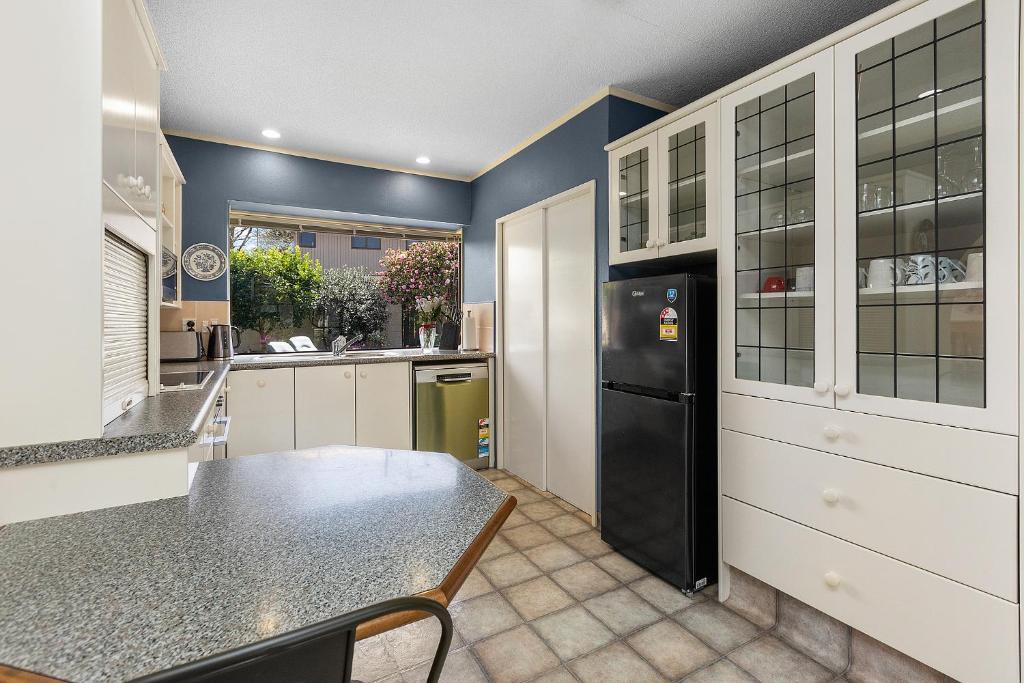 Hamilton Summer Treat- 4 Bedroom with pool的厨房或小厨房