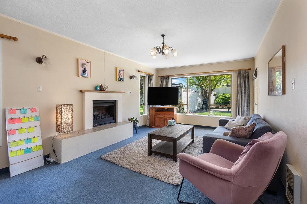 Hamilton Summer Treat- 4 Bedroom with pool的休息区