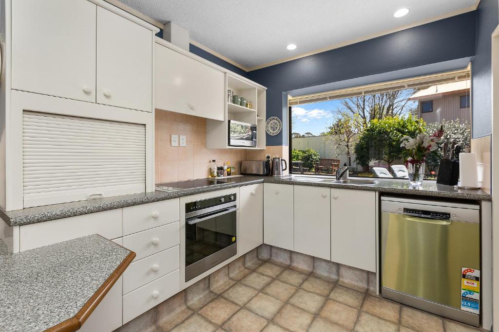 Hamilton Summer Treat- 4 Bedroom with pool的厨房或小厨房