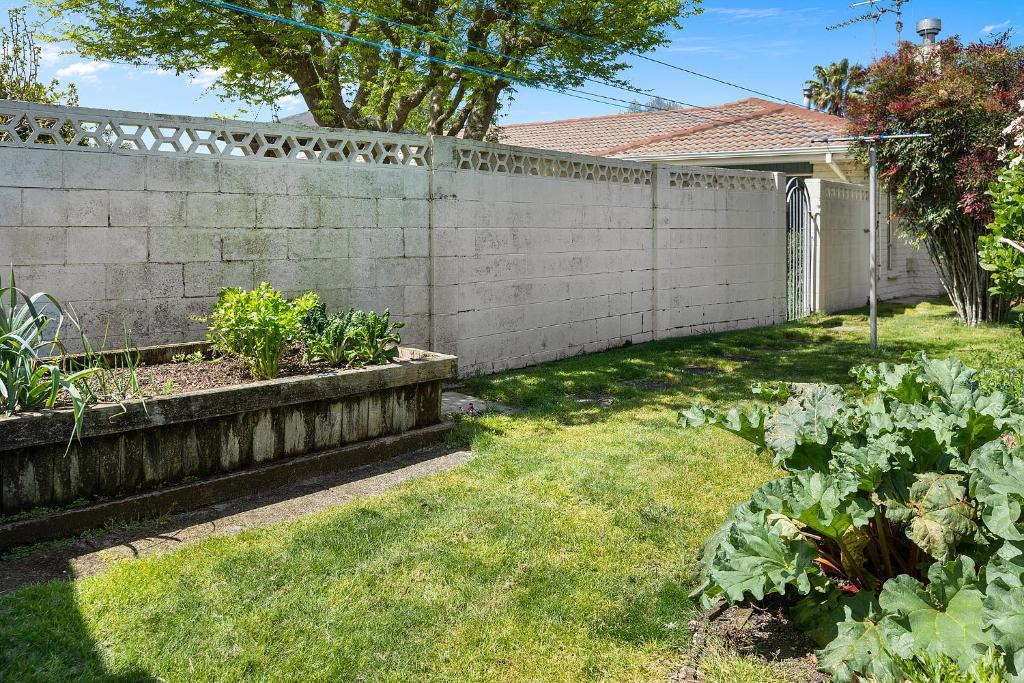 Hamilton Summer Treat- 4 Bedroom with pool外面的花园