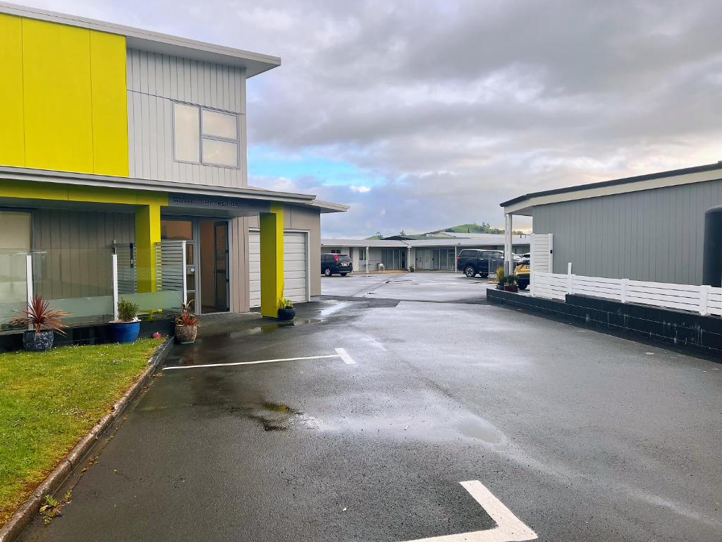 MorrinsvilleMorrinsville Motel的大楼前的一个空停车位