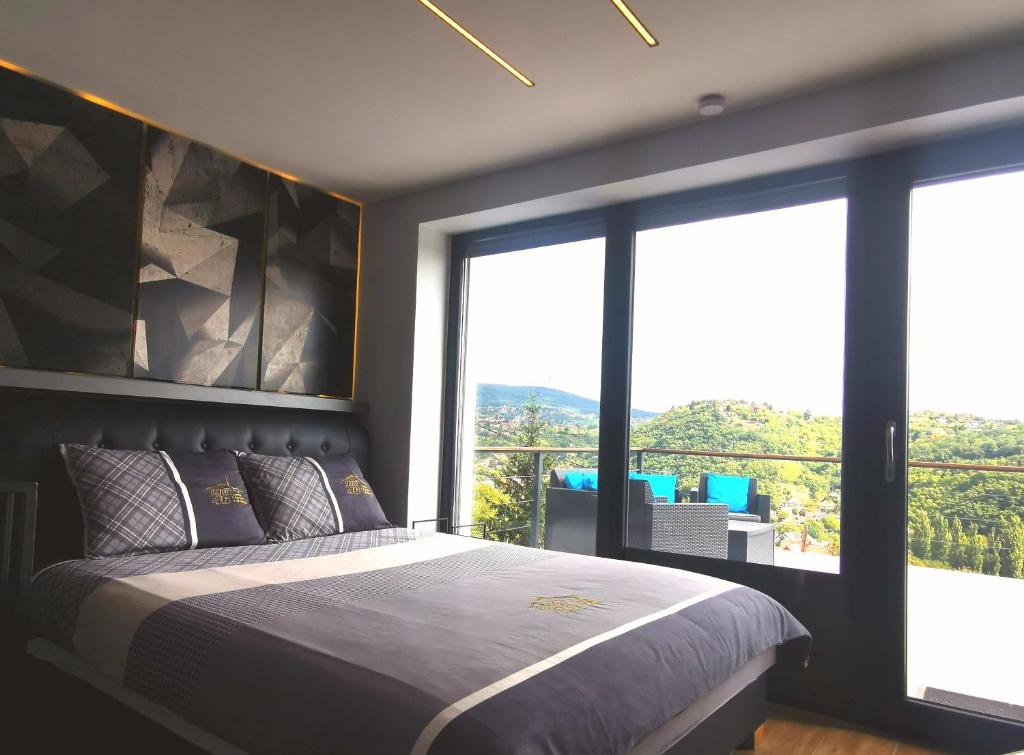 佩奇Villa46的一间卧室设有一张大床和大窗户
