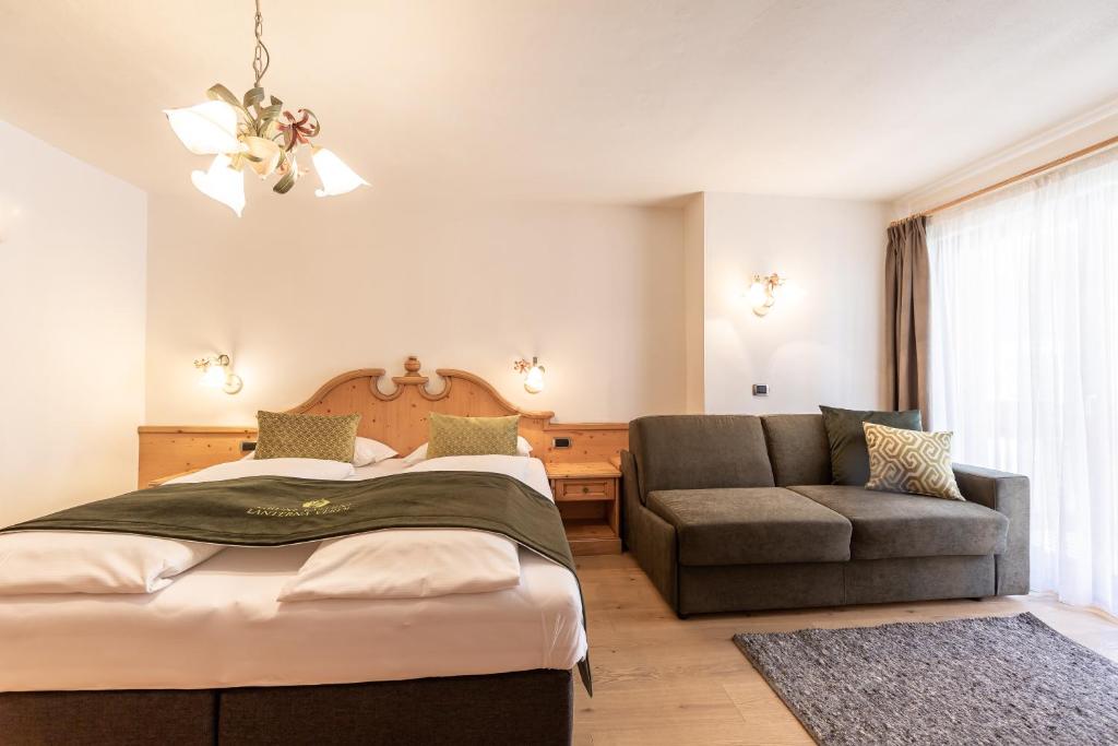 塞斯托B&B Grüne Laterne - Lanterna Verde的一间卧室配有一张床和一张沙发