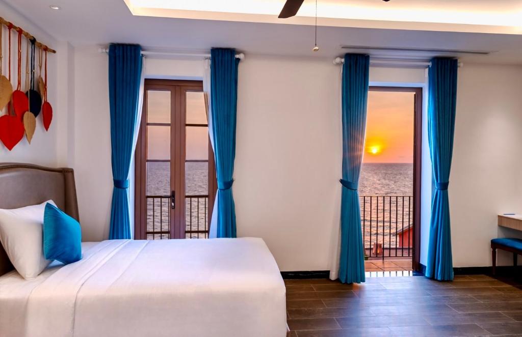 富国Roma Hotel Phu Quoc - Free Hon Thom Island Waterpark Cable Car的一间卧室配有一张床,享有海景