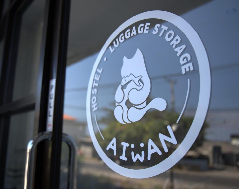 沙努尔Aiwan Hostel & Luggage storage的公共汽车窗上的标志