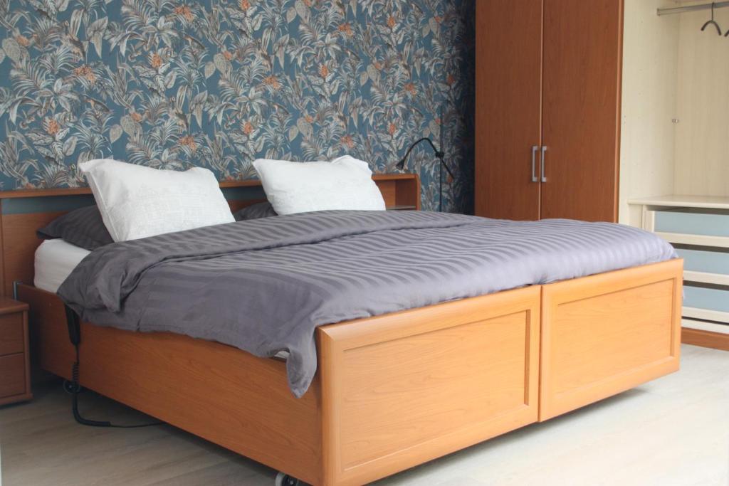 菲赫特tisOKE的一间卧室配有一张带两个枕头的木床