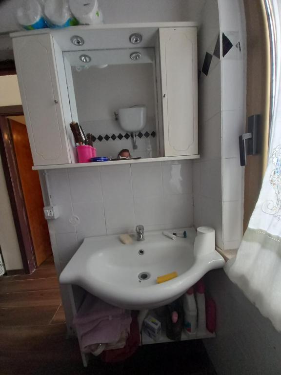 泰拉奇纳Casa tiziana的浴室设有白色水槽和镜子
