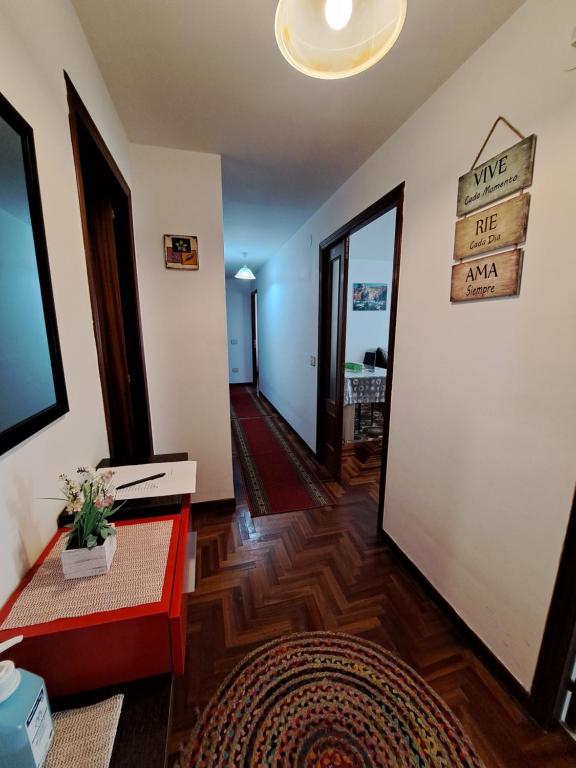 里瓦达维亚Vivienda de uso turistico的客厅设有红色长椅和墙上的标志