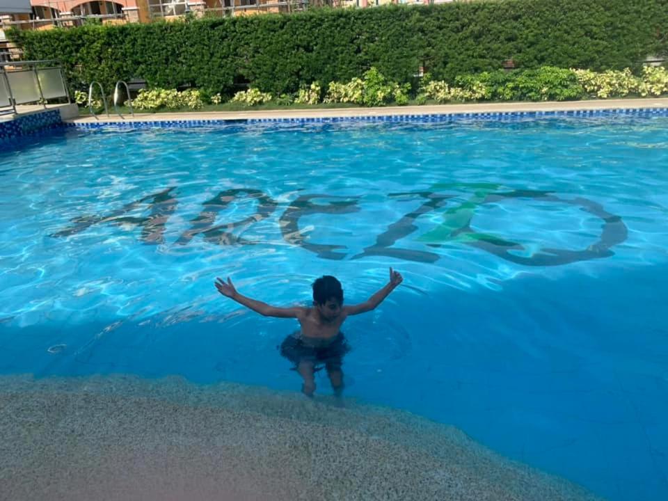 达沃市Italian Inspired Condo in Davao by AAG的游泳池里的水里的人