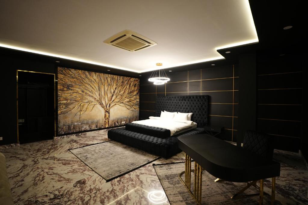 伊斯兰堡Villa Vista的一间卧室配有床和树壁画
