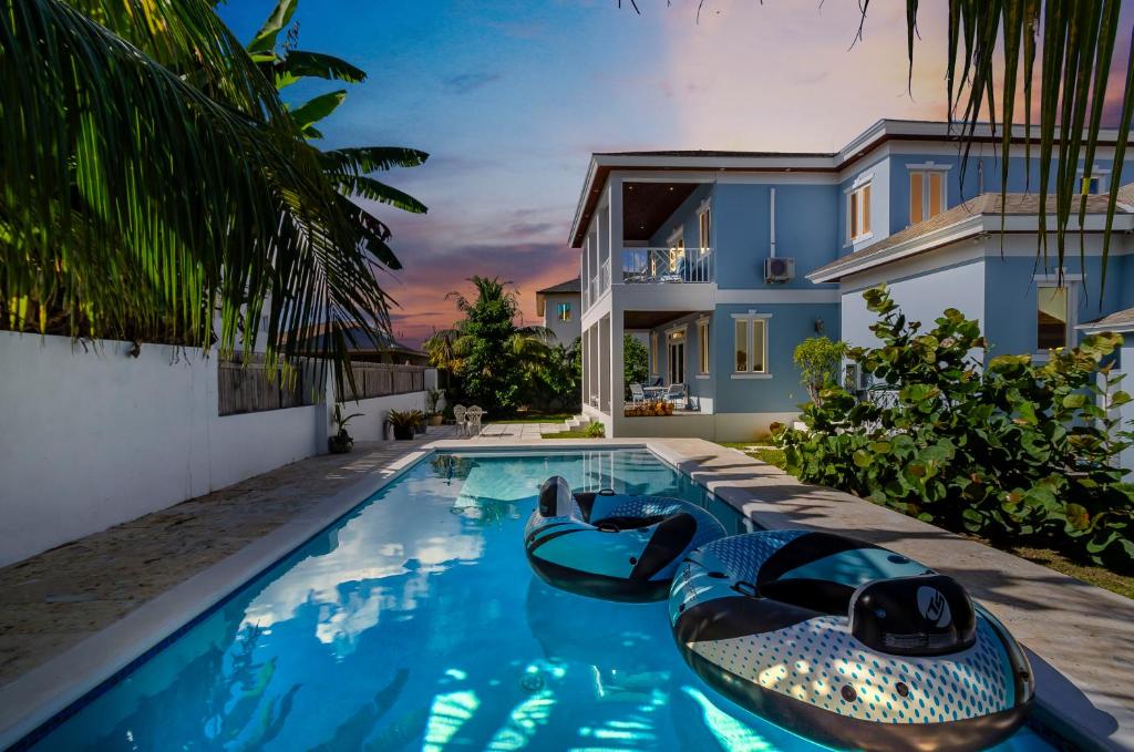 拿骚Blu Diamond Luxury Estate的一座房子后院的游泳池