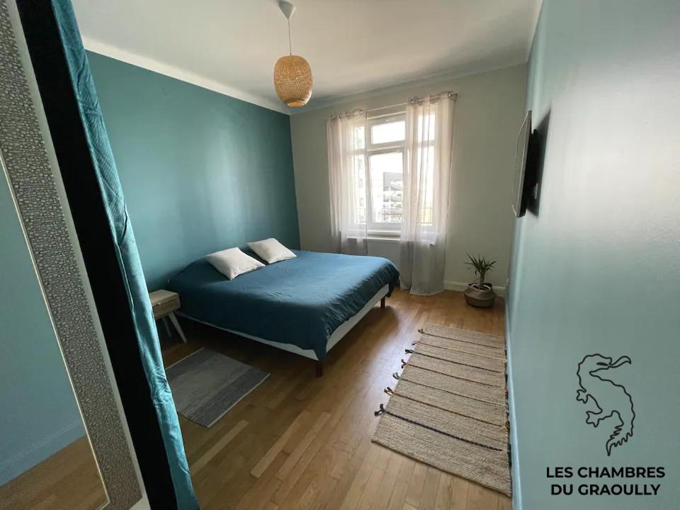 梅斯Les chambres du Graoully - Le 109 - Metz Gare - Parking inclus - NO S-model的一间卧室设有蓝色的床和窗户。
