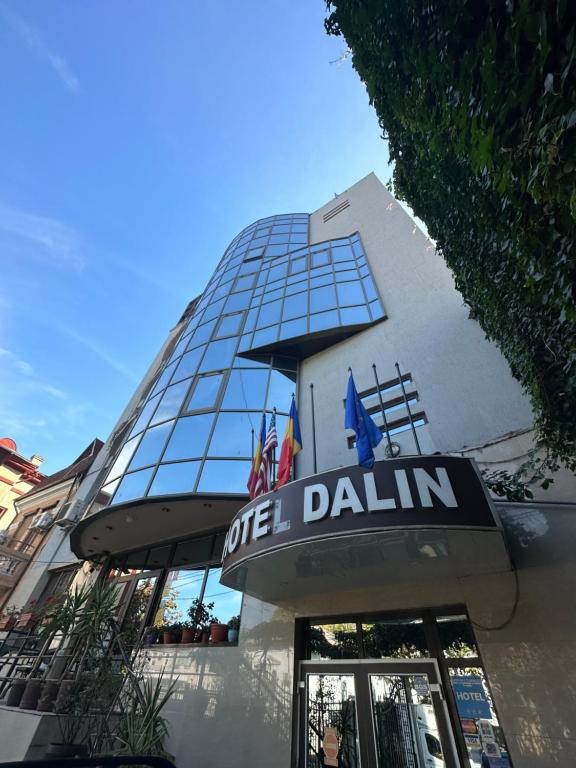 布加勒斯特Darin Hotel的带有读取偏心的标志的建筑