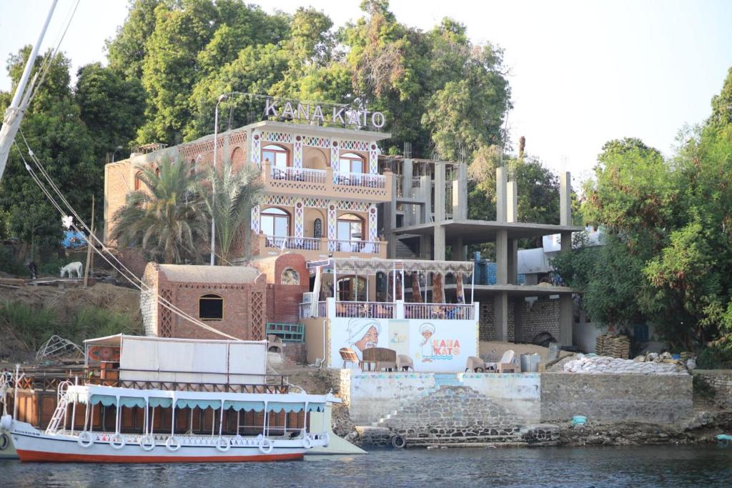 阿斯旺Kana Kato的水面上房子前面的船