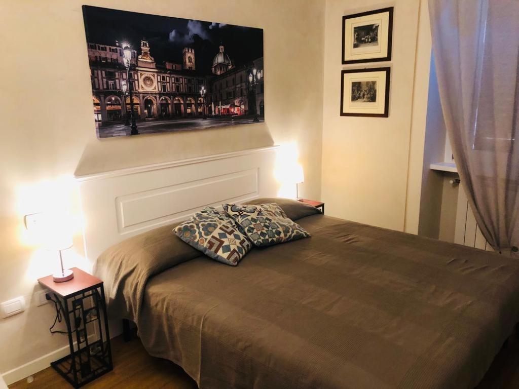 布雷西亚Costhouse 2的一间卧室配有一张壁画床